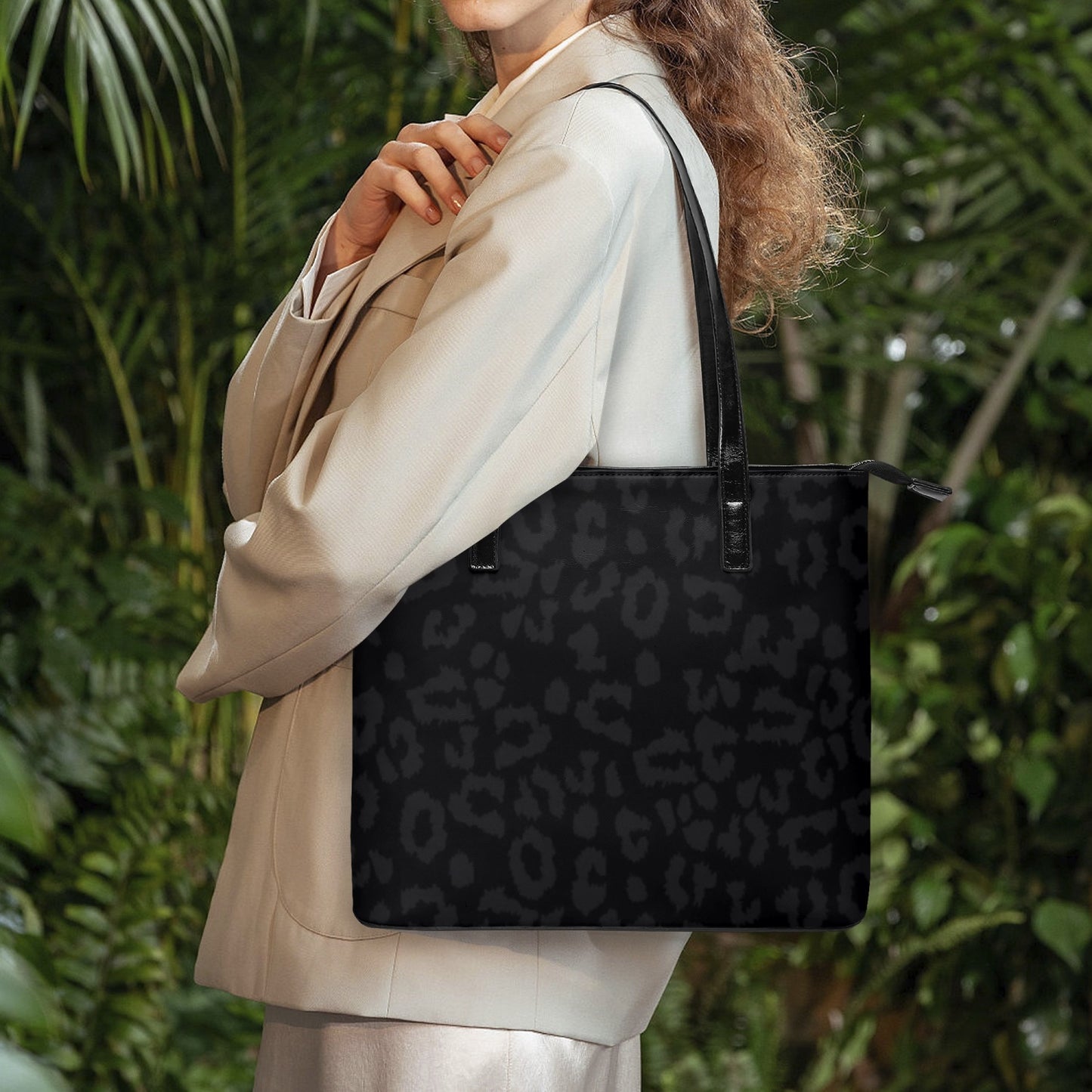 SPORTY MOB WIFE - Dark Leopard print - Black Tote Bag